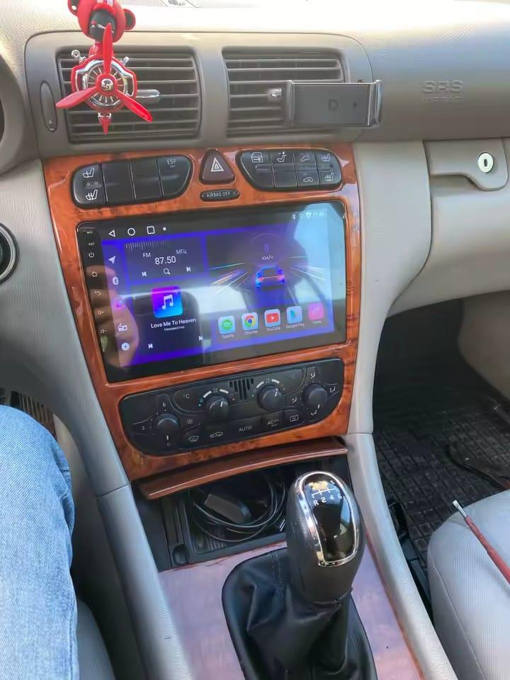 Ecrã Android num Mercedes-Benz Classe C