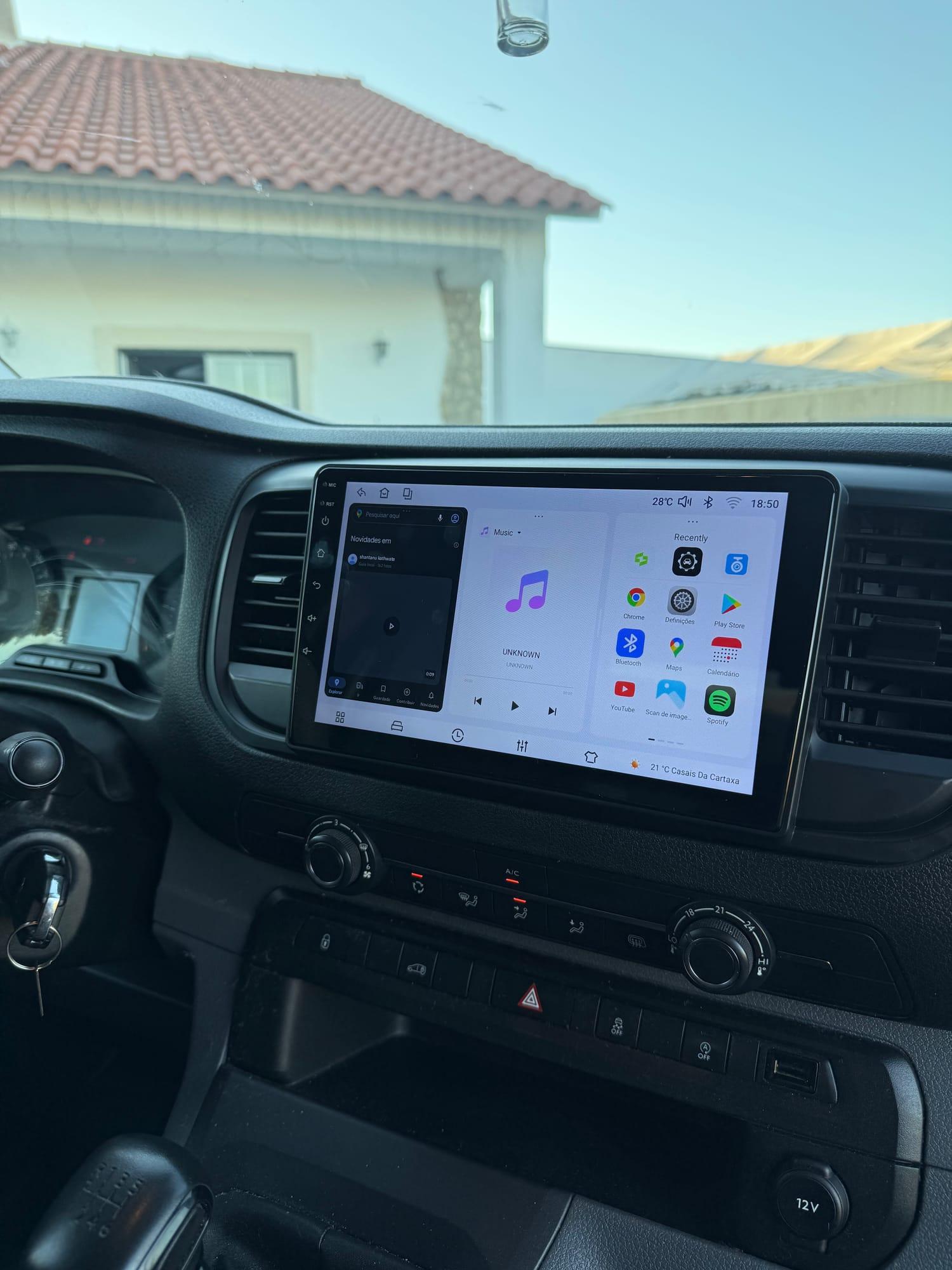 Ecrã Android com apps integrado no tablier do Toyota Proace
