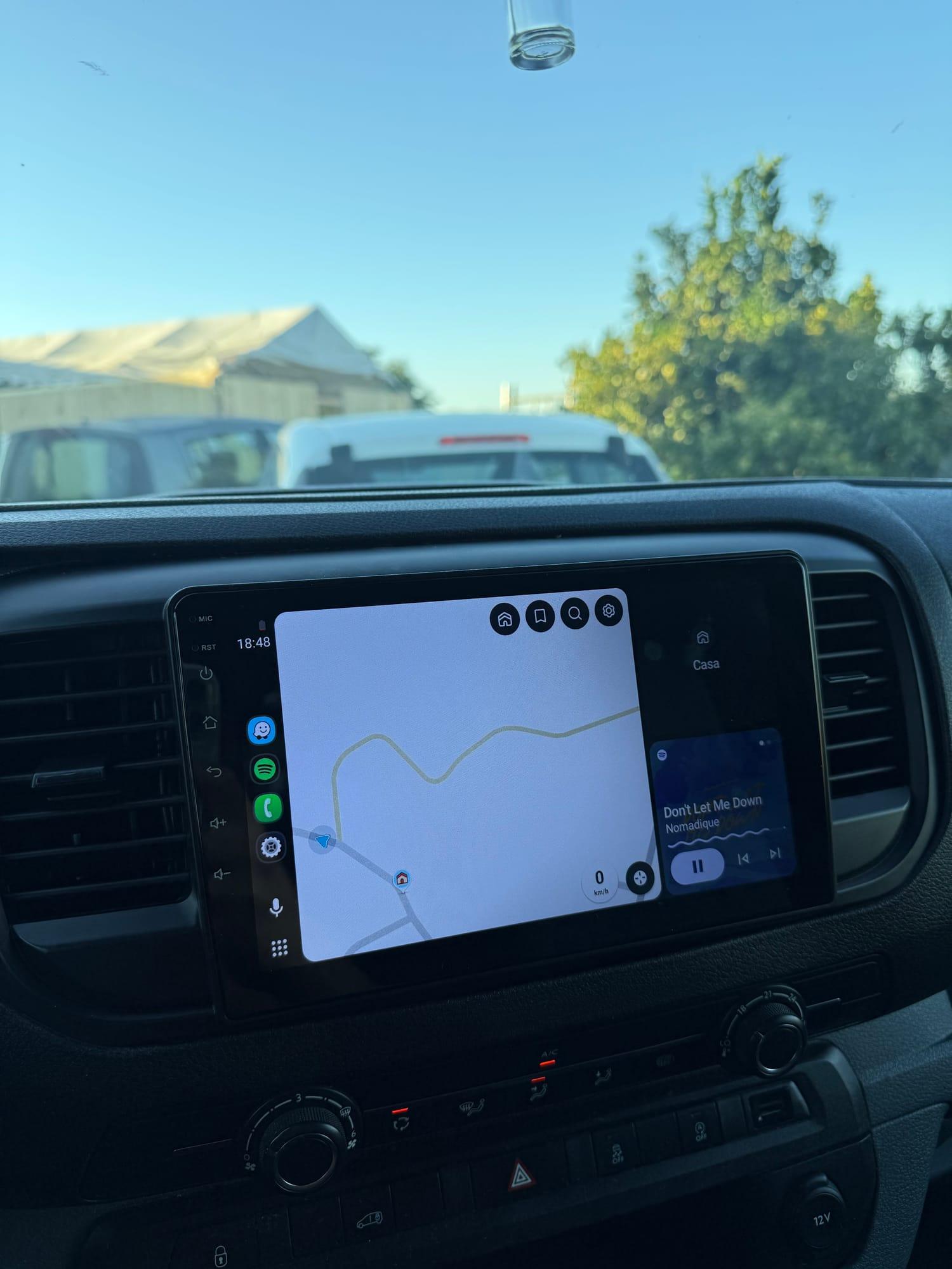 Android Auto com navegação num ecrã instalado pela LUXCABIN