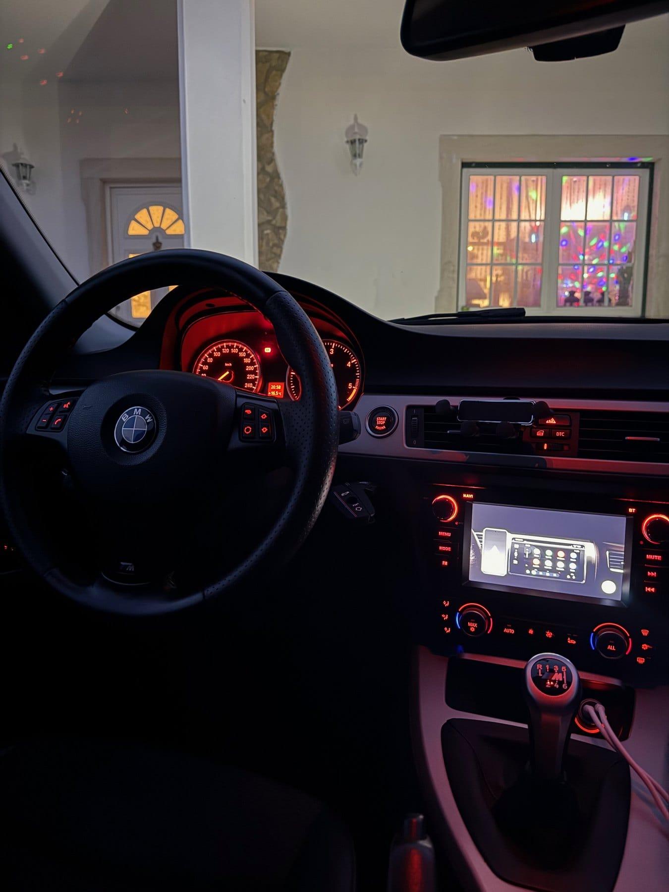 BMW Série 3 à noite com o novo rádio Android